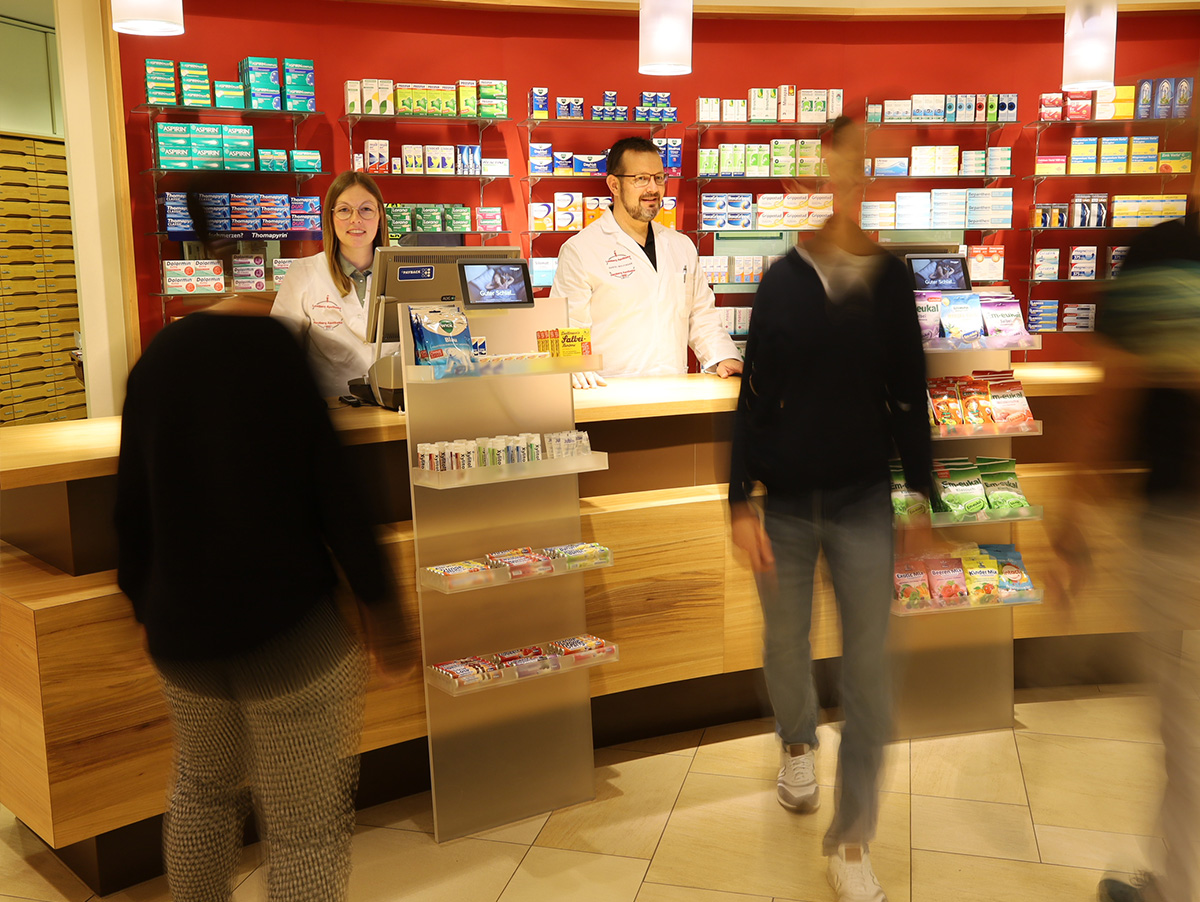 Foto Lemberg Apotheke von Innen Foto Lemberg Apotheke von Innen mit Personen