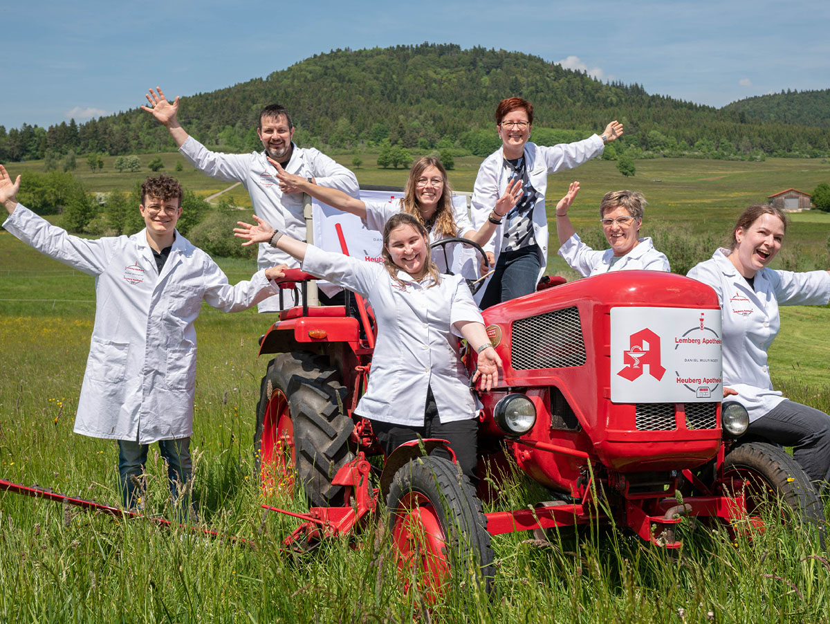 Team der Lemberg Apotheke auf einer Wiese Foto Team der Lemberg Apotheke auf einer Wiese